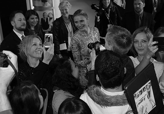 Cameron Diaz gab am Ende des Roten Teppich vielen Fans Gelegenheit für ein paar Selfies (©Foto. Martin Schmitz)